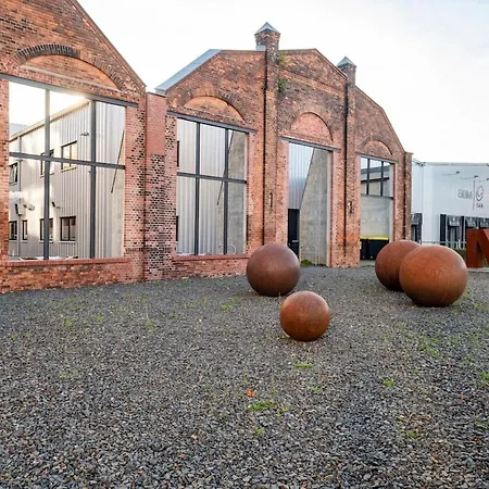 Loft & Artist In An Industrial Creative Hub *