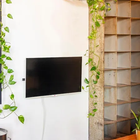 Loft & Artist In An Industrial Creative Hub شقة *
