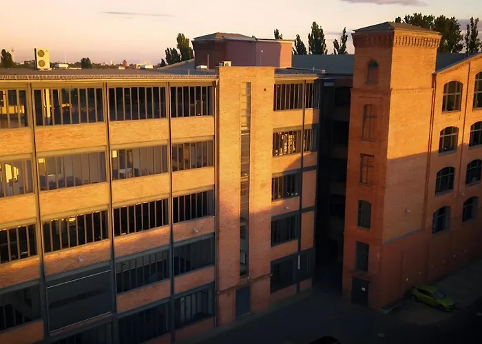 Loft & Artist In An Industrial Creative Hub