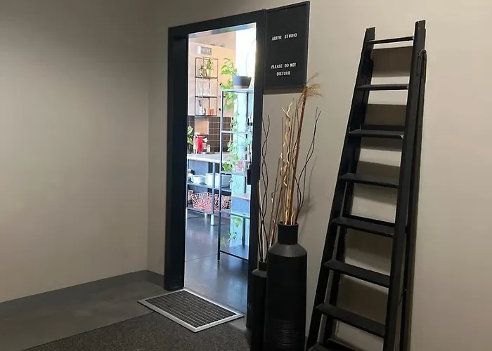 Loft & Artist In An Industrial Creative Hub *