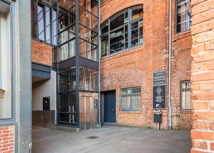 Loft & Artist In An Industrial Creative Hub Apartment *