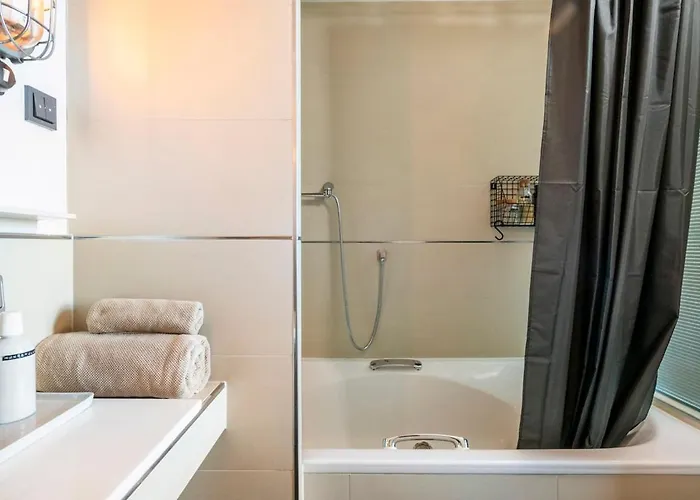 Apartment Loft & Artist In An Industrial Creative Hub *