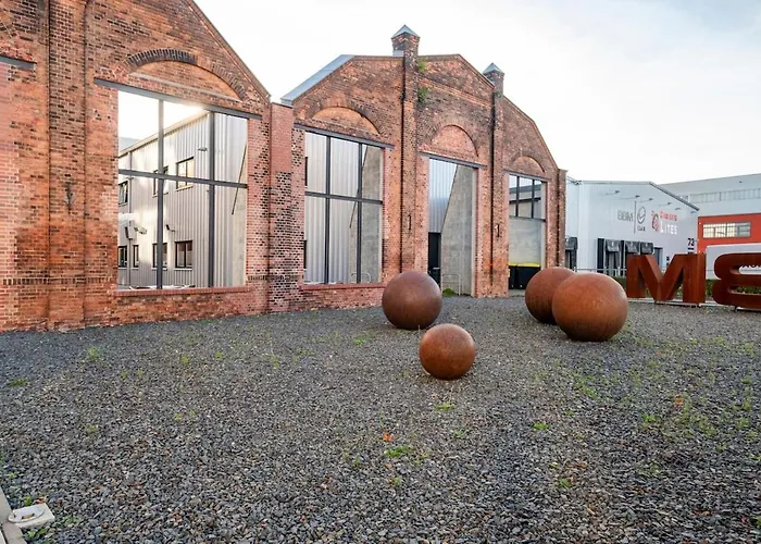 Loft & Artist In An Industrial Creative Hub *