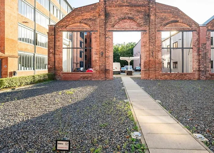 Loft & Artist In An Industrial Creative Hub Apartment