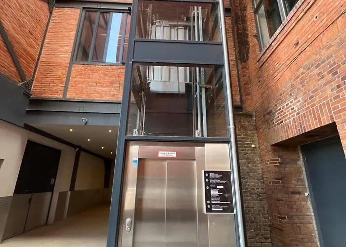 Apartment Loft & Artist In An Industrial Creative Hub *