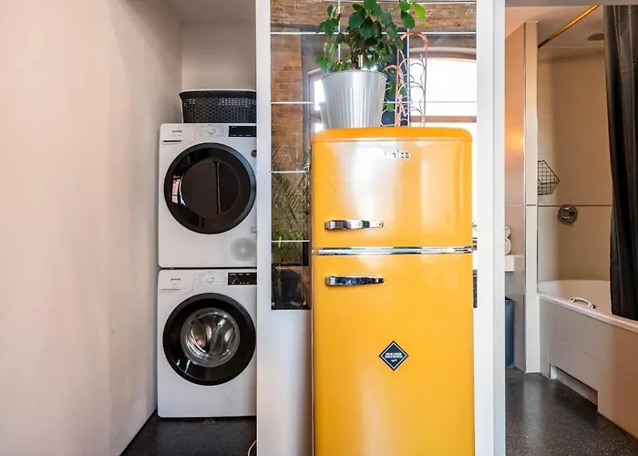 Loft & Artist In An Industrial Creative Hub Apartment *