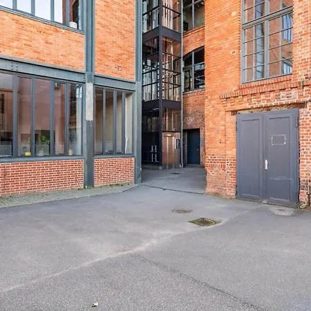 Loft & Artist In An Industrial Creative Hub *