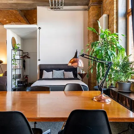 Loft & Artist In An Industrial Creative Hub ברלין