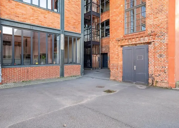 Loft & Artist In An Industrial Creative Hub *